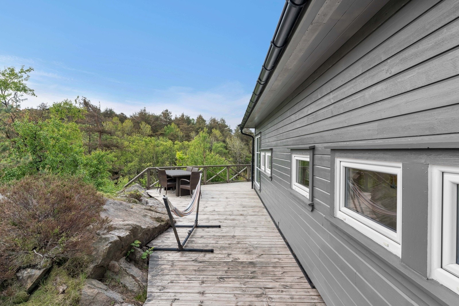 Terrassen går helt rundt hytten slik at solen kan nytes hele dagen lang. Galleribilde