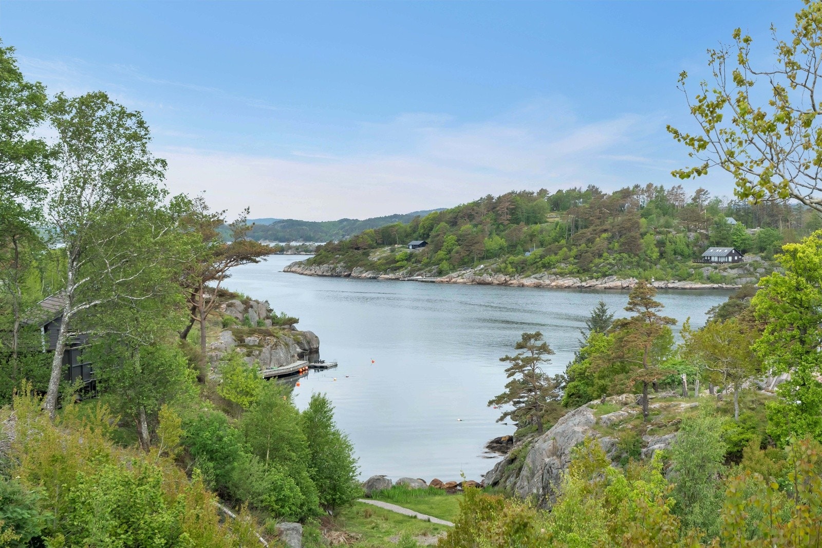 Fra båtplassen er det en koselig sti opp til hytten. Galleribilde