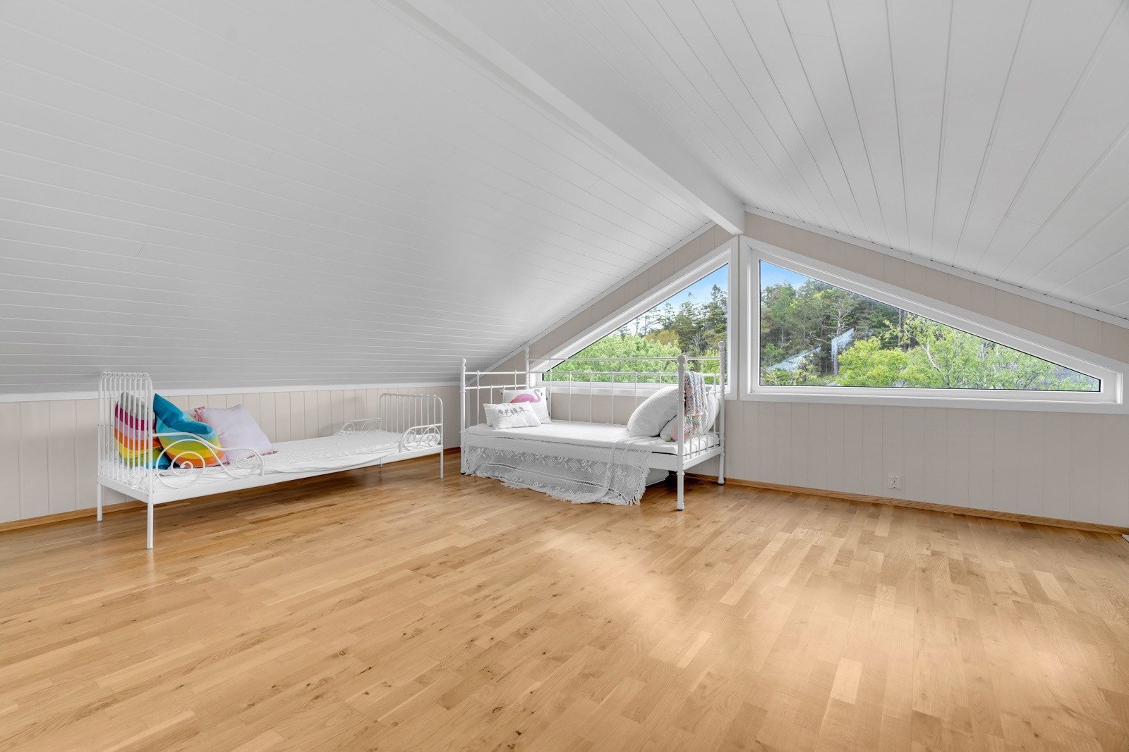 Det er god plass til møblering av hemsen selv med lav takhøyde. Galleribilde