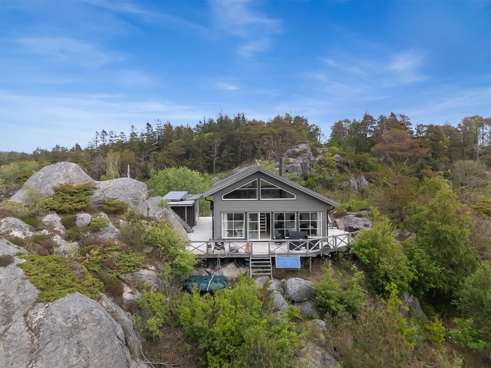 Hytten sett fra fremsiden mot syd. Galleribilde