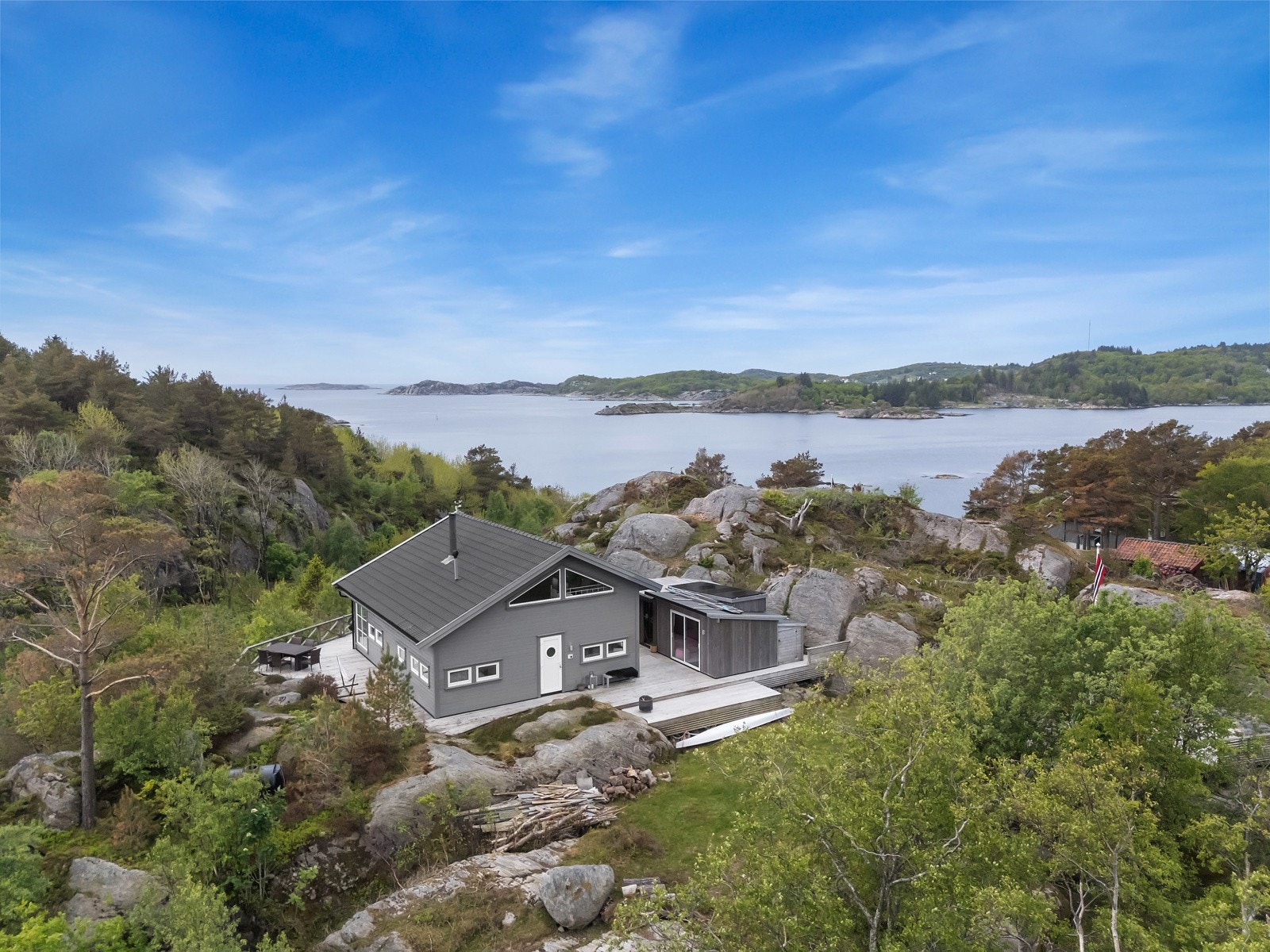 Hytten har en flott beliggenhet med sol, utsikt og flotte uteplasser.. Galleribilde