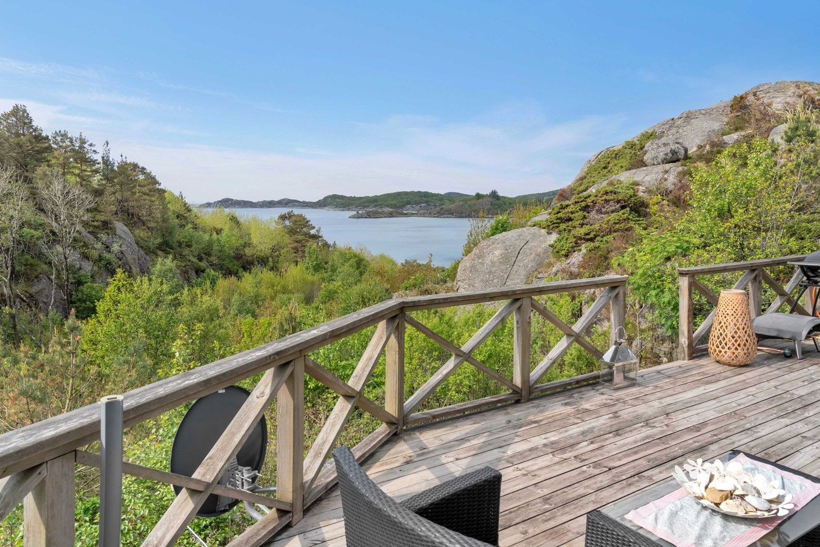 Fra terrassen er det utsikt mot havet og skjærgården. Galleribilde