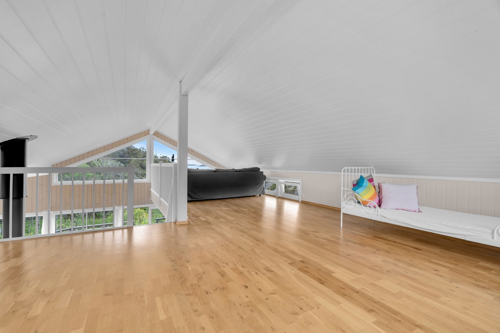 Hemsen er gjennomgående med skråvindu i hver gavl. Galleribilde