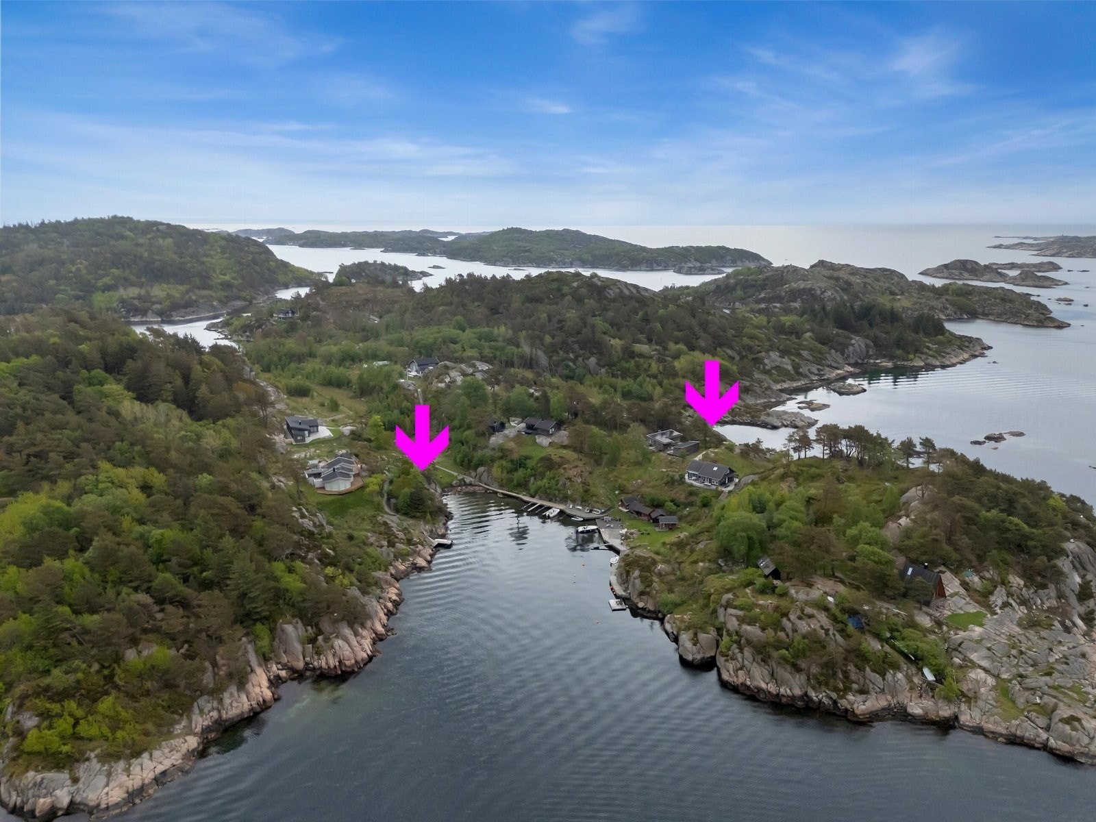 Det er etablert felles badeplass med grøntområde ved bryggeanlegget og felles badeplass med grøntområde nedenfor hytten. Galleribilde
