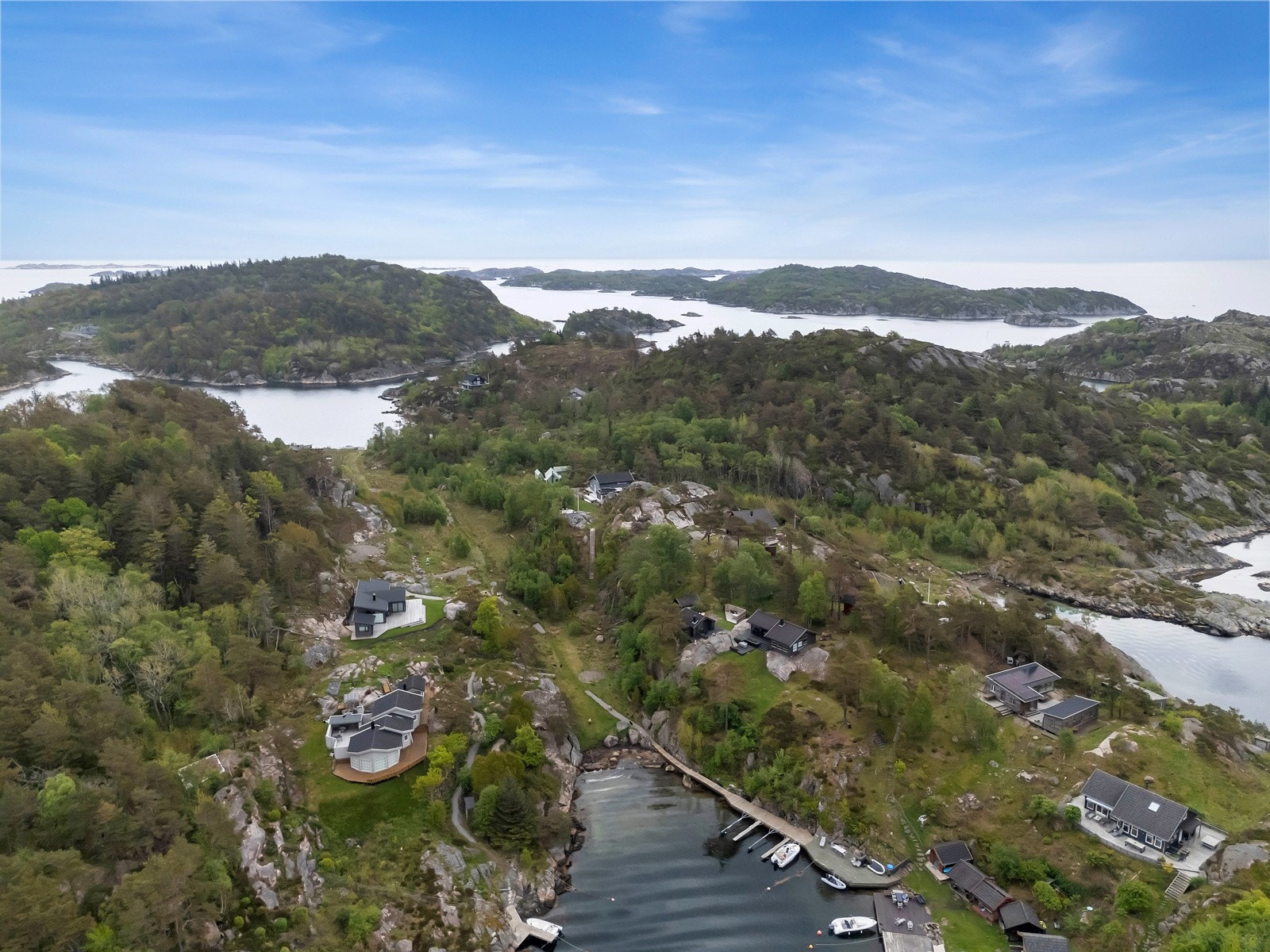 Det er en fin tur med båt innaskjærs fra Tregde Marina eller Jensebukta til bryggeanlegget på Hårsøy. Galleribilde