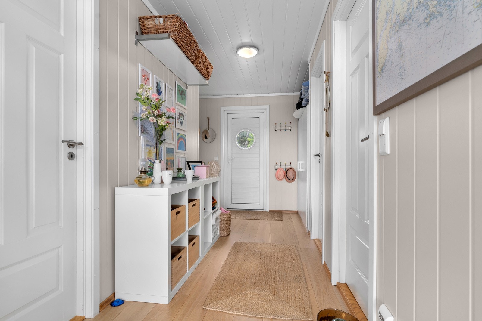 Velkommen inn! Romslig gang med garderobeskap og plass til oppheng av tøy. Galleribilde