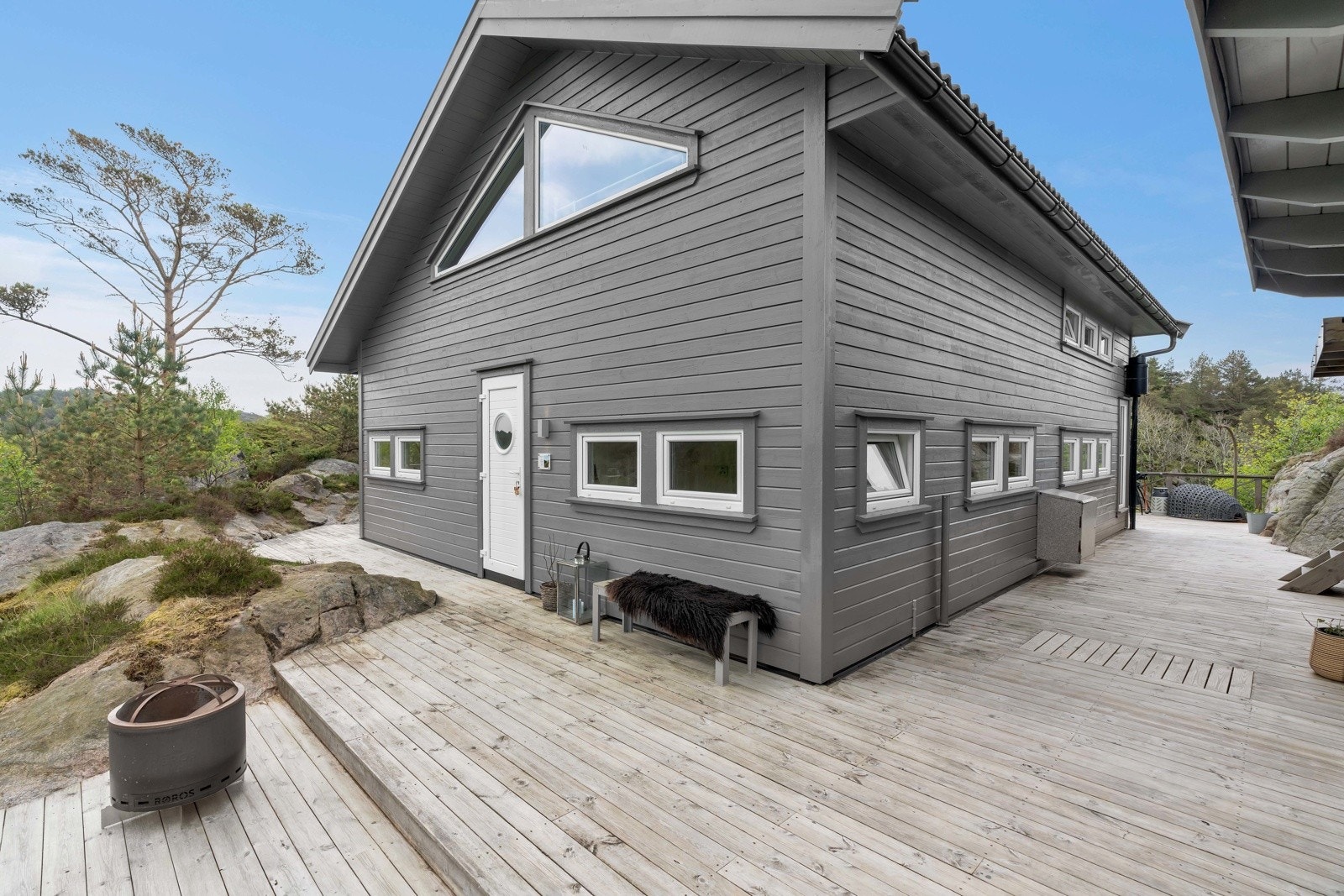 Rundt hytten er det en stor terrasse. Galleribilde