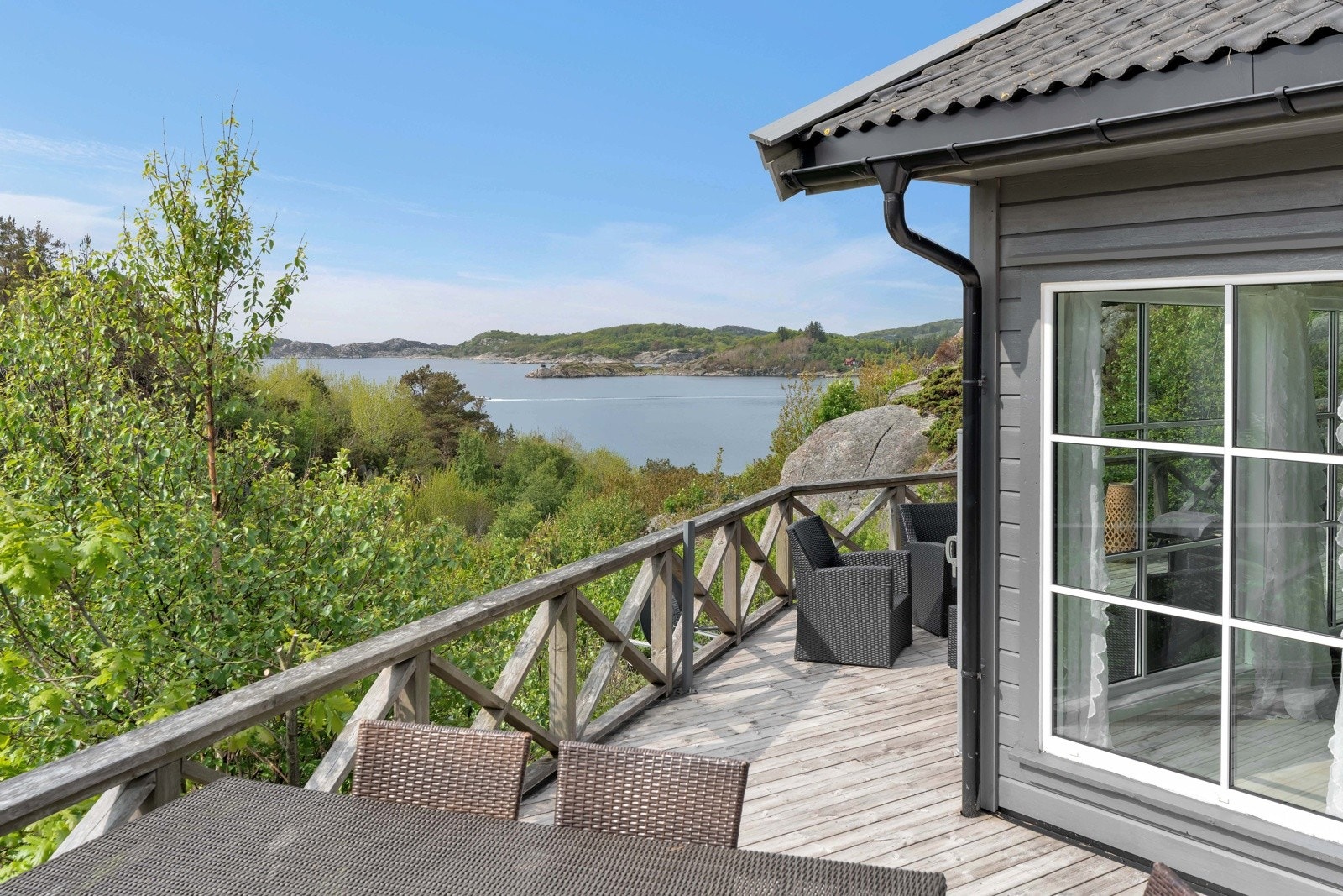 Det er nydelig utsikt mot hav og Skjernøya med skjærgård. Galleribilde