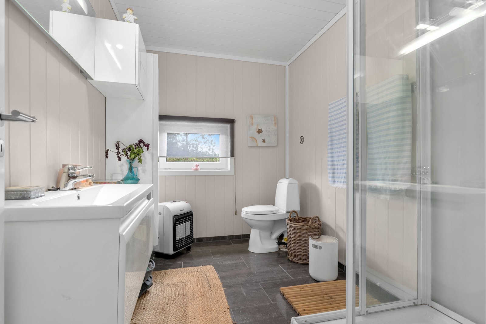 Det er etablert snurredo med "vannlås" og dusj. (Det brukes sisternevann og det er ingen renseanlegg som det kreves ved utslipp) Galleribilde