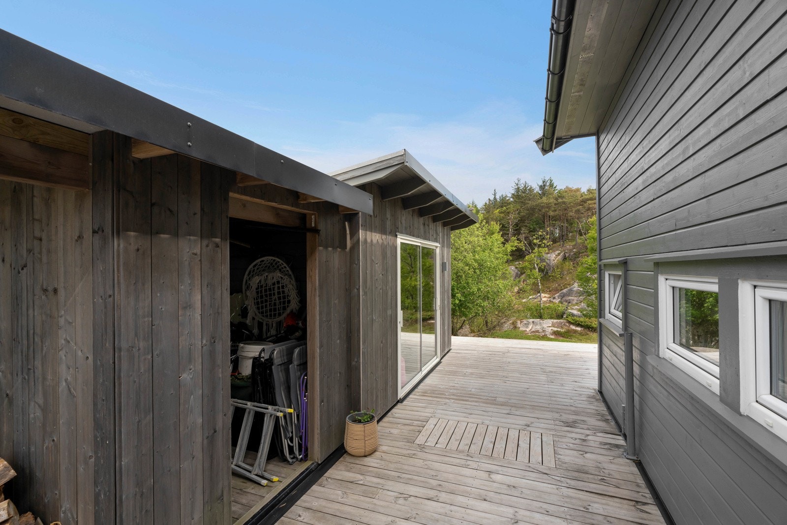 På terrassen er det også en utvendig bod med skyvedør i glass. Galleribilde