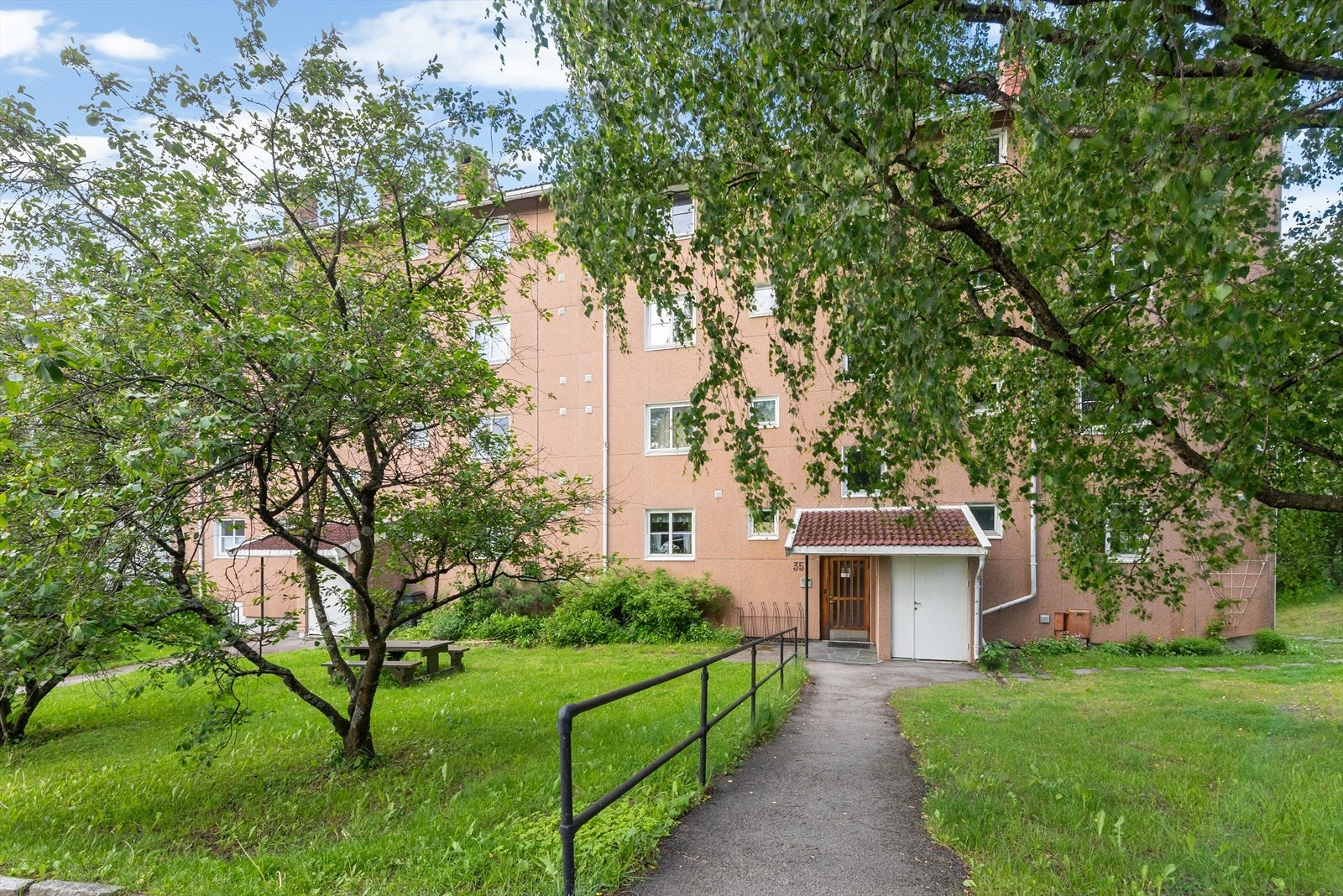 Etablert og velholdt boligsameie med store, grønne fellesarealer. Inngang nr 37. Galleribilde