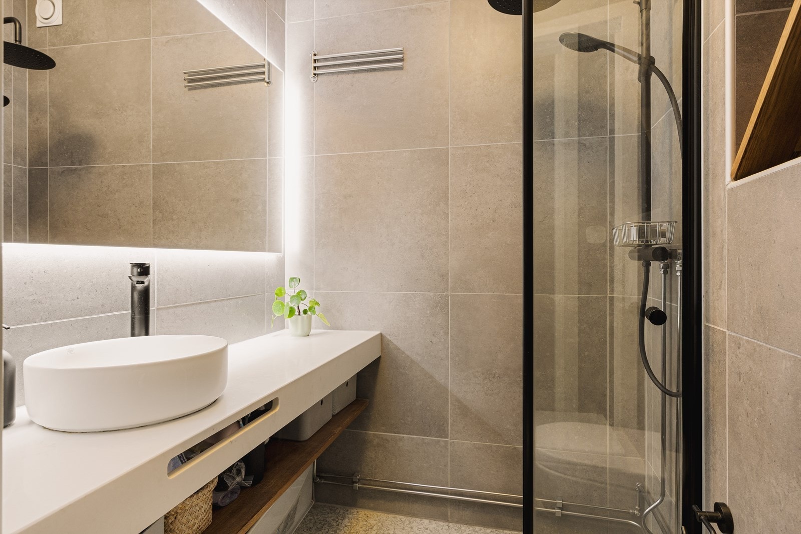 Badet har flislagte vegger, vinylbelegg på gulv, og mekanisk ventilasjon. Badet er nytt i 2022. Galleribilde