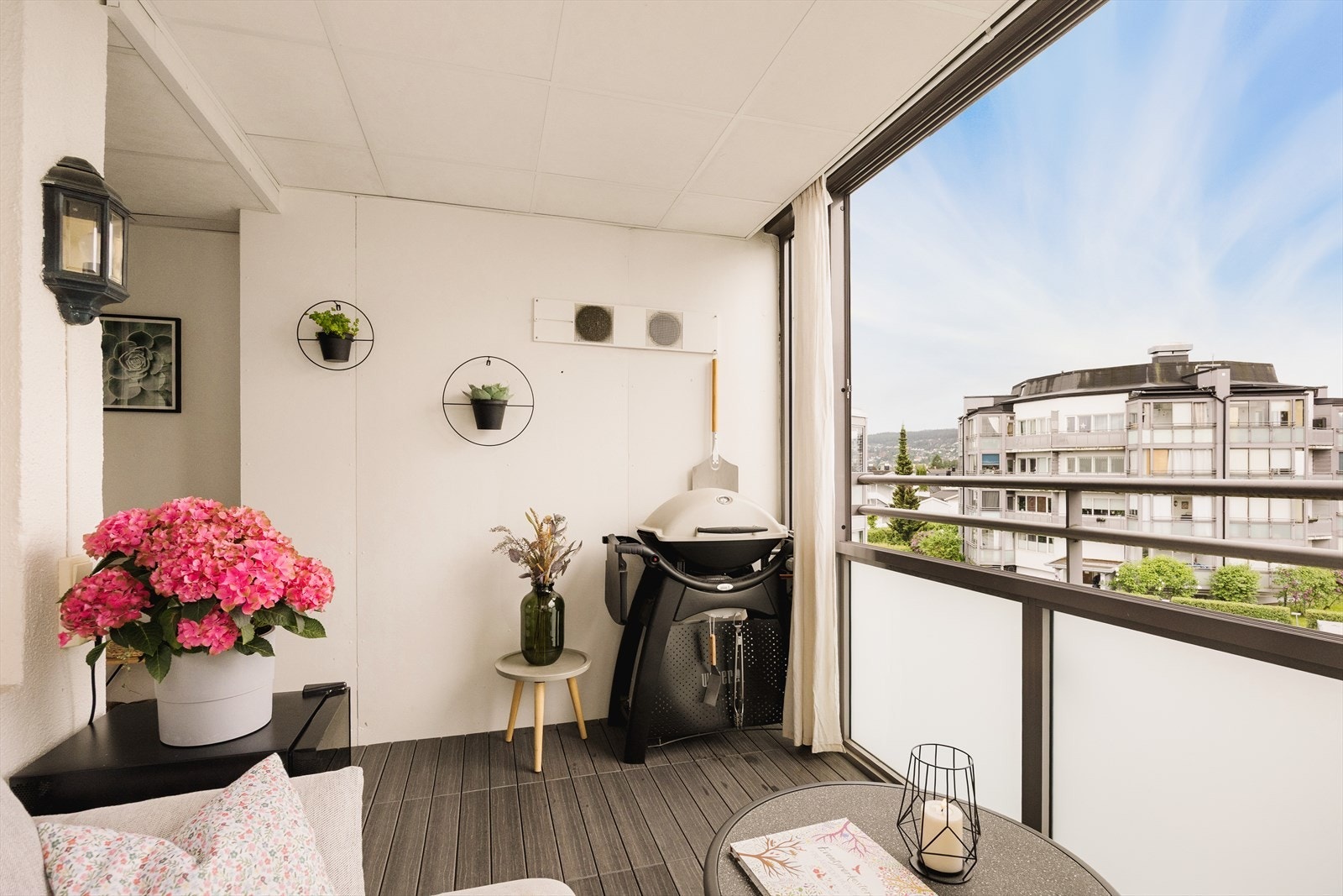 Fra stuen er det utgang til vestvendt innglasset balkong på ca. 10 m². Her er det god plass til terrassemøblement eller annen innredning. Galleribilde