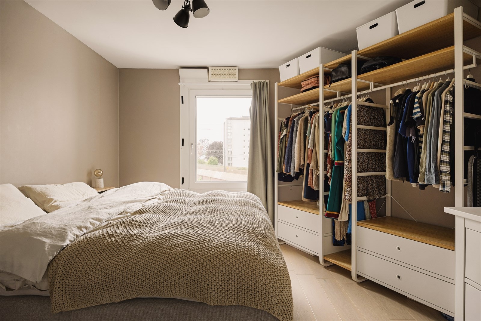 Hovedsoverommet er stort, lyst og luftig. HEr er det god plass til garderobe og annet møblemenet. Galleribilde