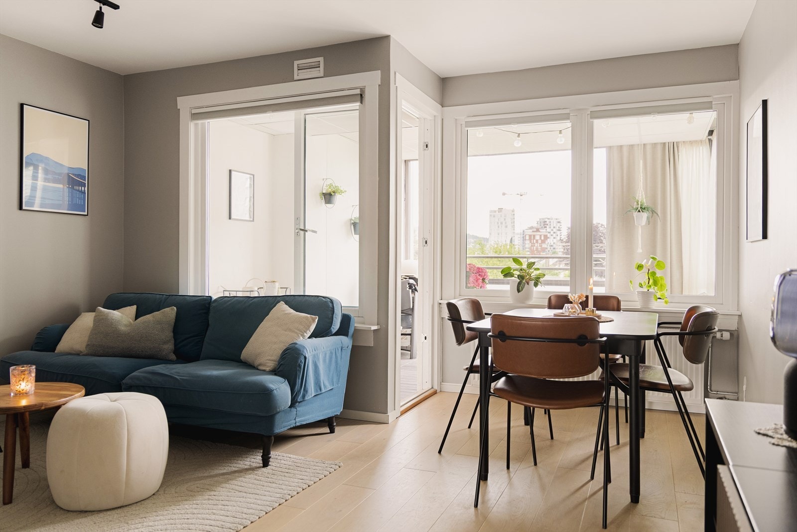 Etasjeskillet er av betong, med målt takhøyde på 259 cm i stuen. Her er det god plass til TV-stue, samt spisestue. Galleribilde