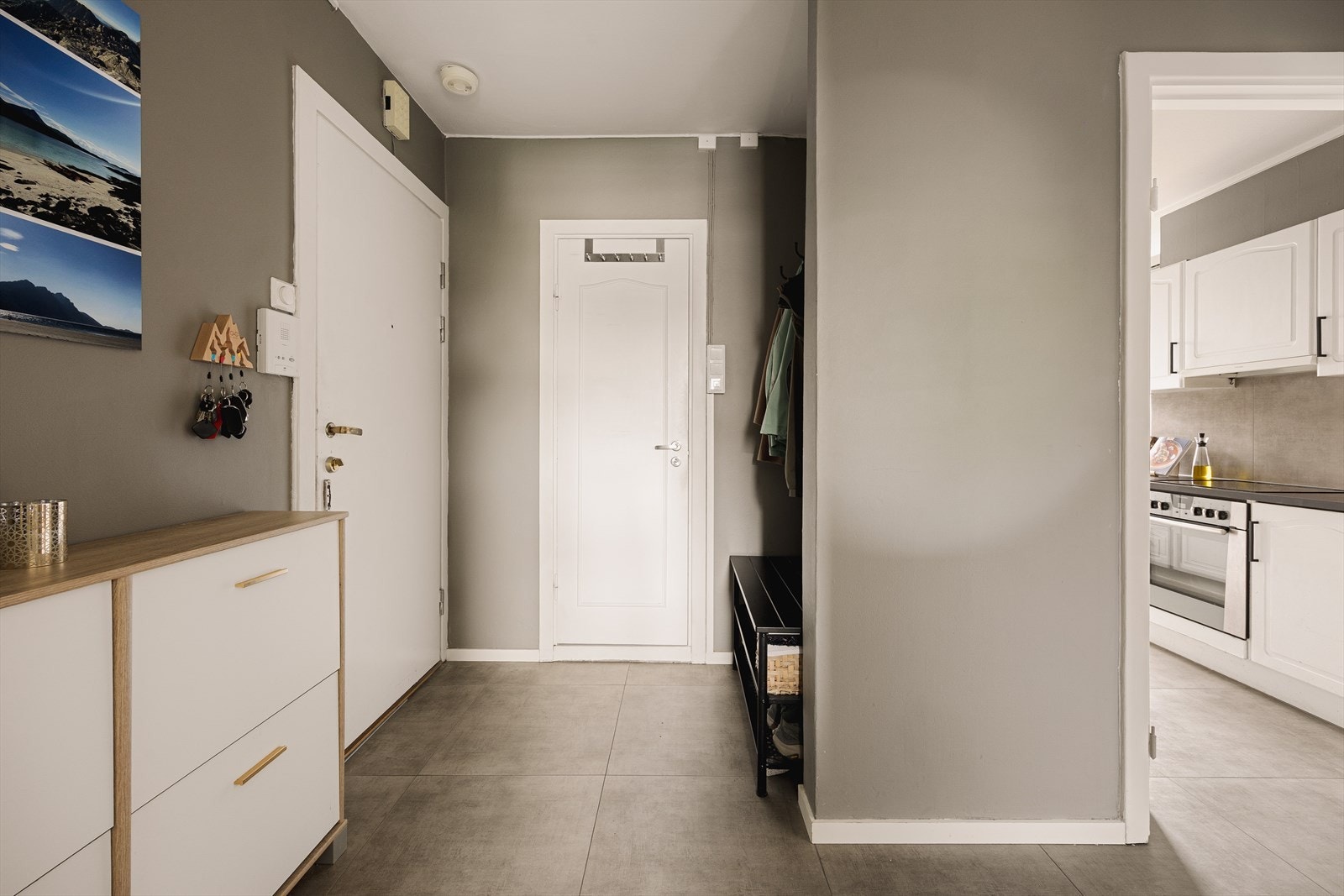 Entréen har er svært romslig, og har plass til diverse oppbevaringsløsninger. Du har tilkomst til bad rett frem i bildet. Galleribilde