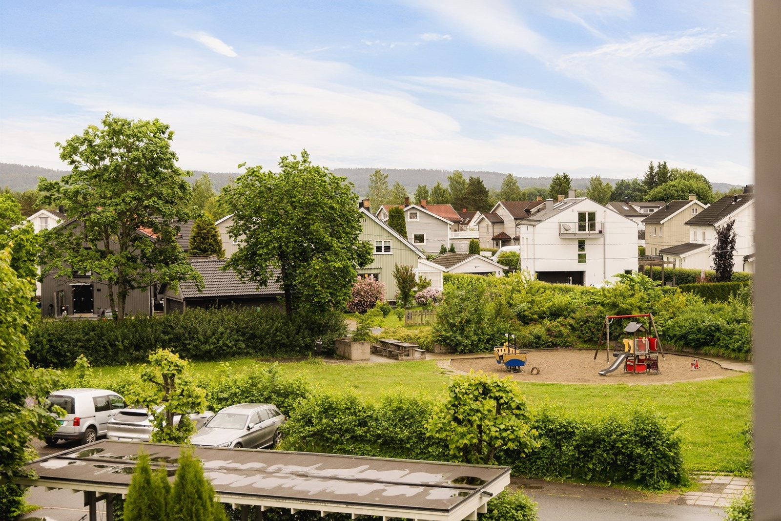 Eiendommen har et opparbeidet fellesareal med plen, lekeplass og beplantning. Galleribilde