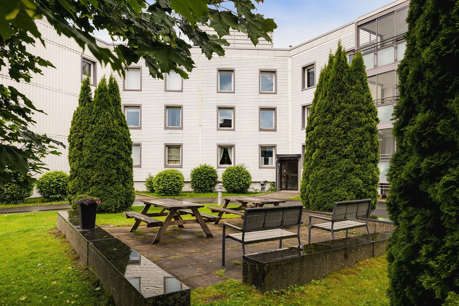 Felles uteområde med benker og beplantning gir mulighet for rekreasjon. Galleribilde