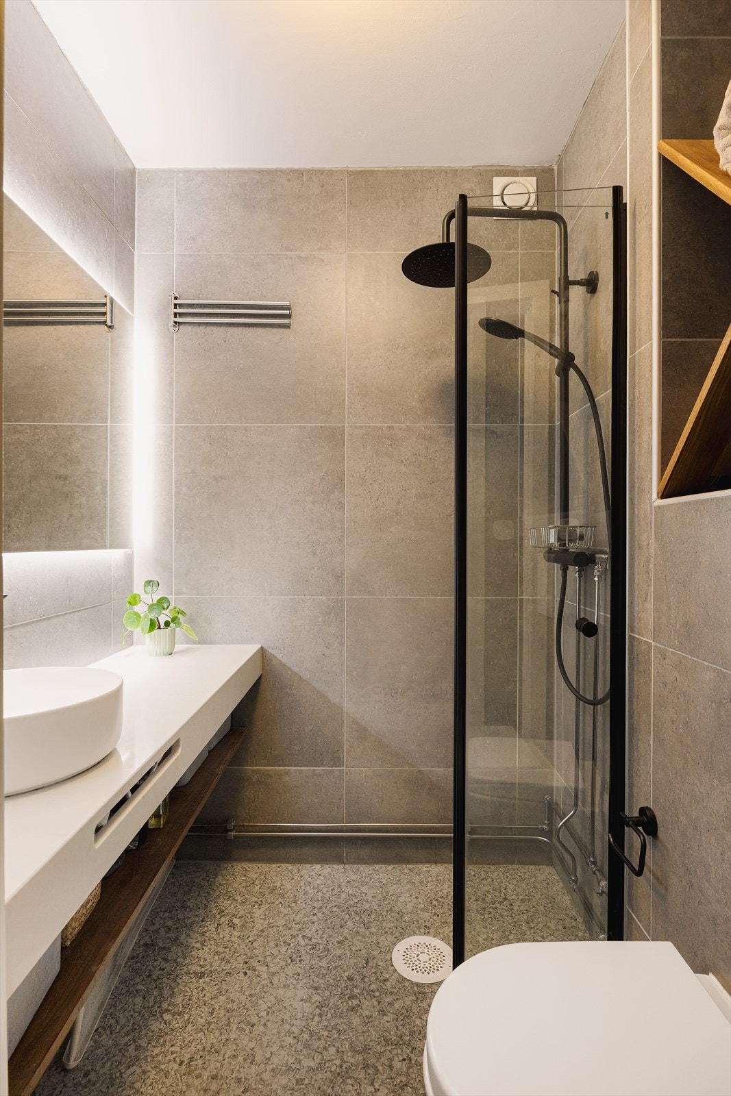 Det er plass til oppbevaring på elegant trehylle under den benkeinnredningen, samt i innfelt, fliset rom med eike-inndelere over toalettet. Galleribilde