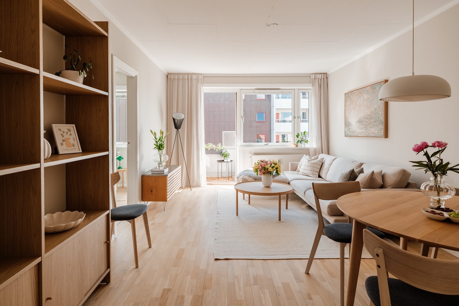 Dette er en meget lys og gjennomgående 3-roms selveier som ligger skjermet, rolig og tilbaketrukket på Sagene! Galleribilde