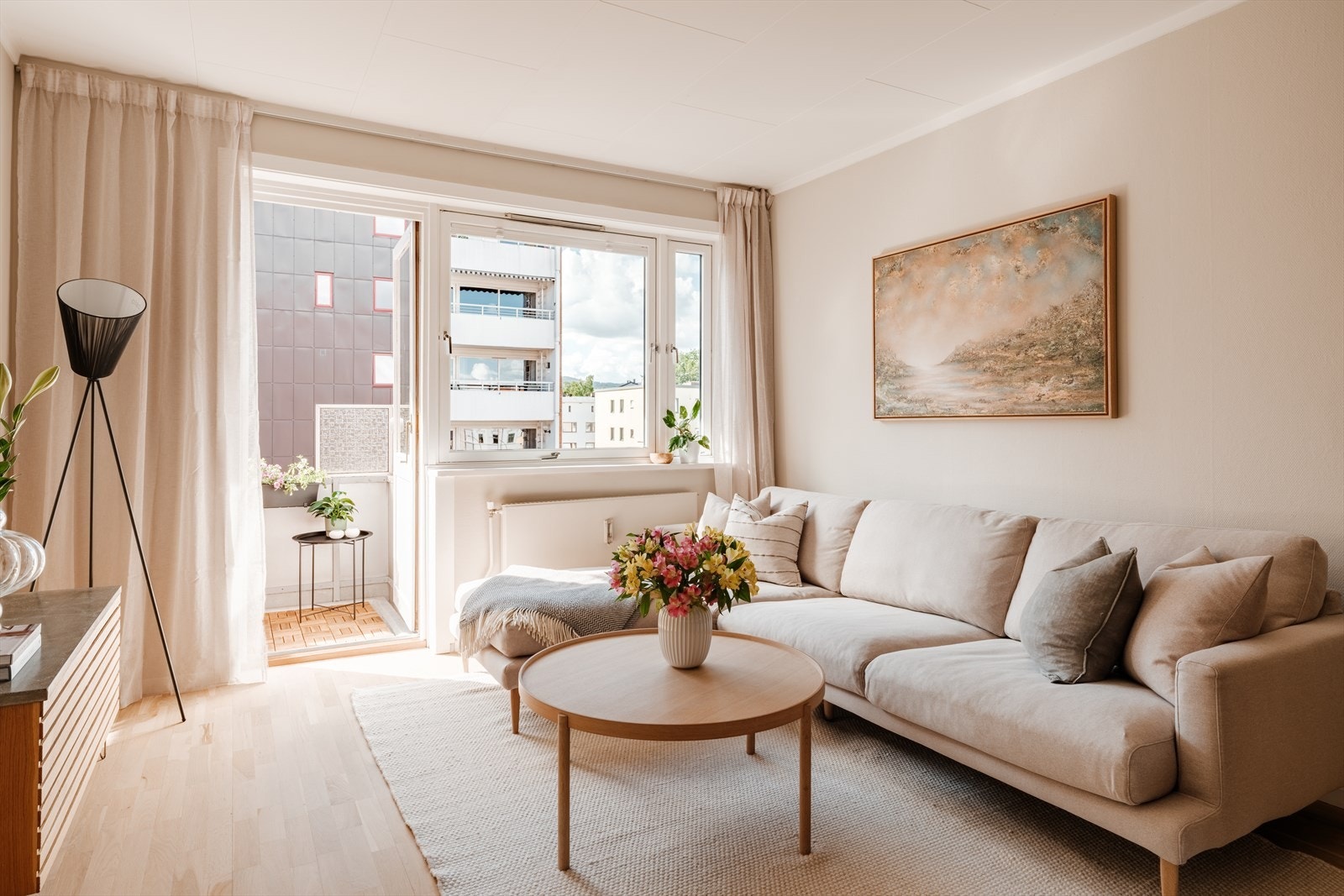 Leiligheten har en praktisk og åpen planløsning med gode rom. Galleribilde