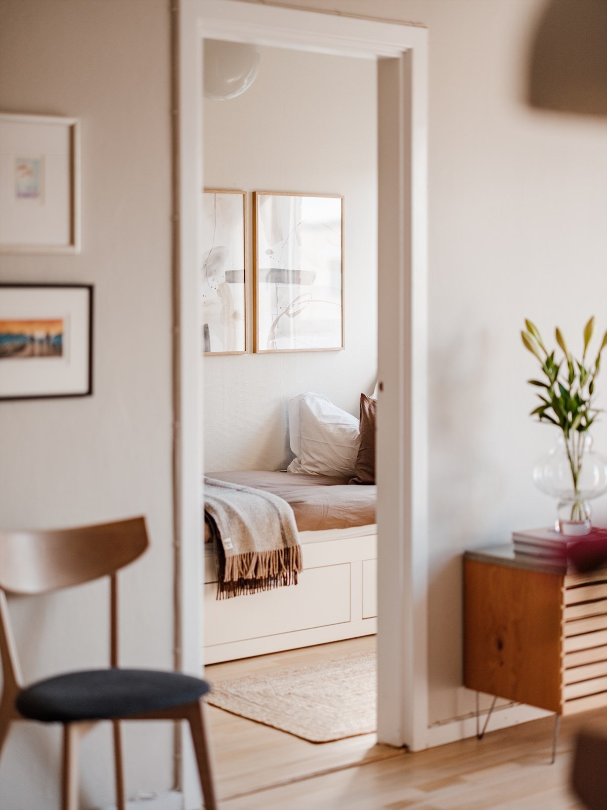 Vi går inn på det andre soverommet, som har adkomst fra stuen. Galleribilde