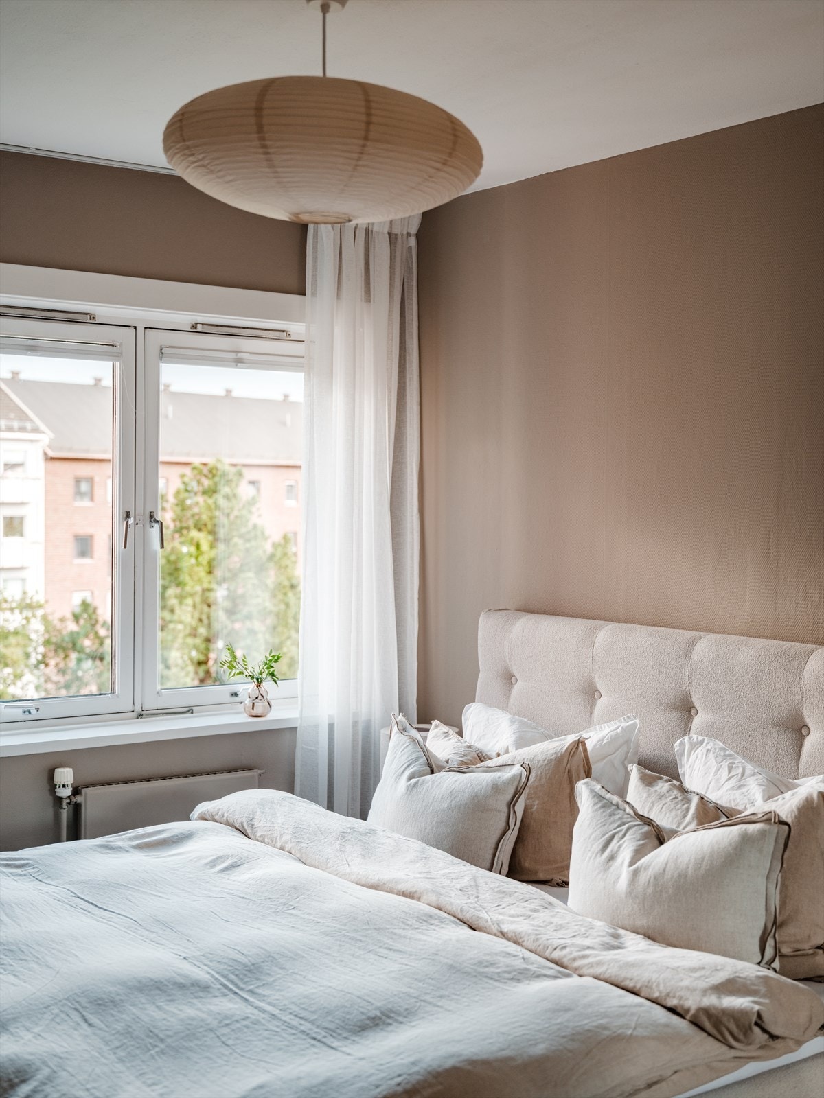 De store vindusflatene slipper inn godt med dagslys. Galleribilde