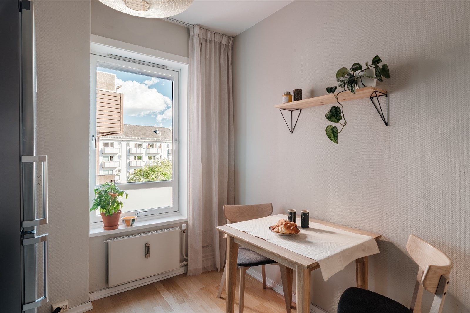 En perfekt plass for å nyte morgenkaffen eller frokosten, med utsyn mot den idylliske bakgården. Galleribilde