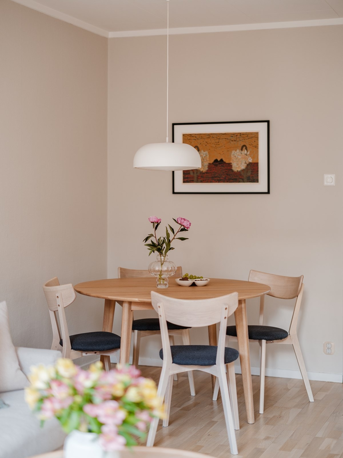 God plass til stort spisebord - inviter til hyggelig middager med venner og familier! Galleribilde