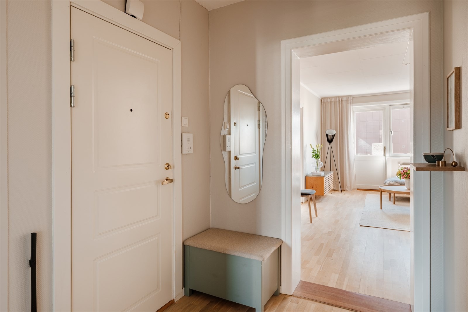 Entréen har godt med oppbevaringsplass i praktisk kott. I tillegg disponerer leiligheten en kjellerbod og en loftsbod som bare er to etasjer over. Galleribilde