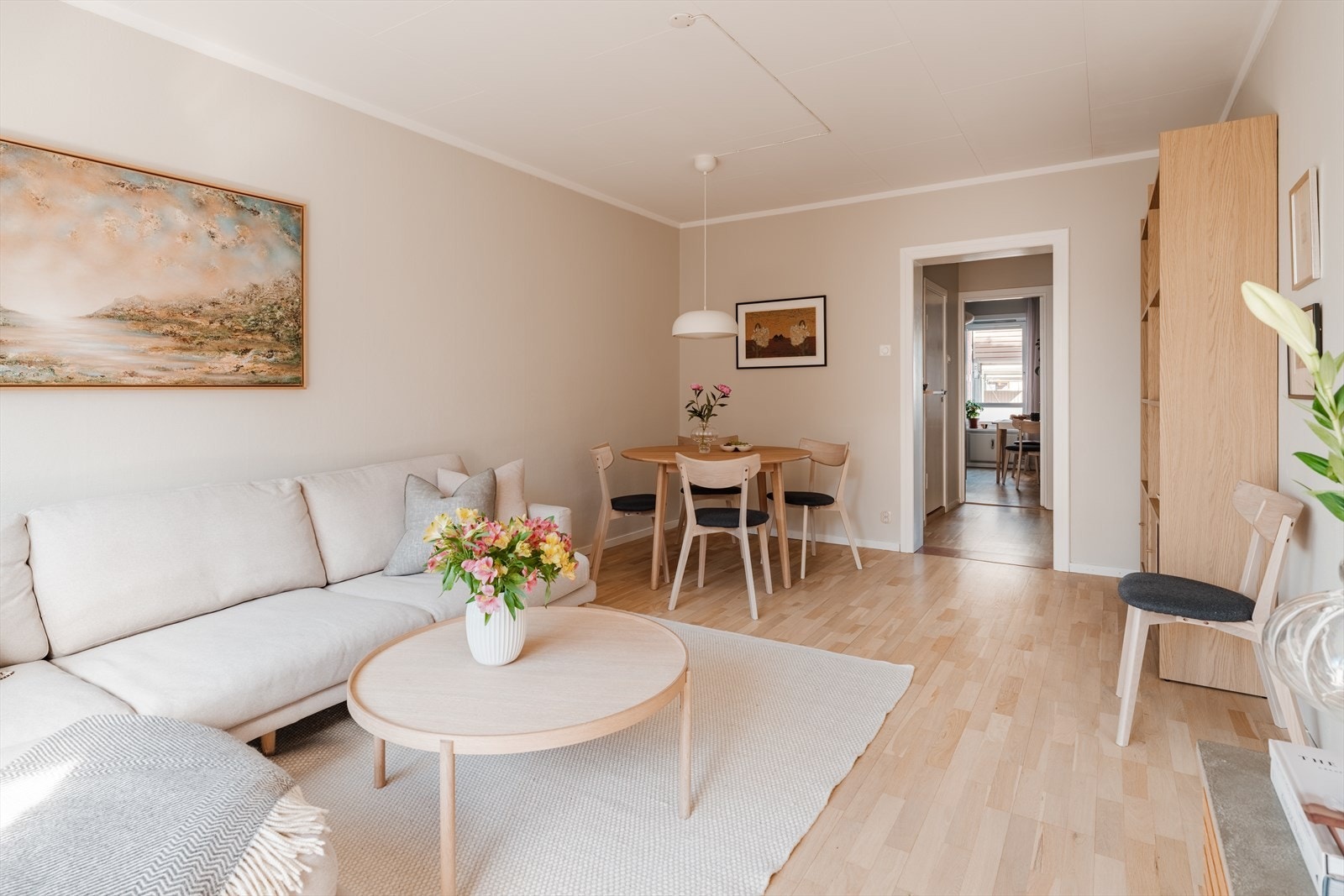 Stuen har gode møbleringsmuligheter for både sofagruppe, spisebord og annet møblement. Galleribilde