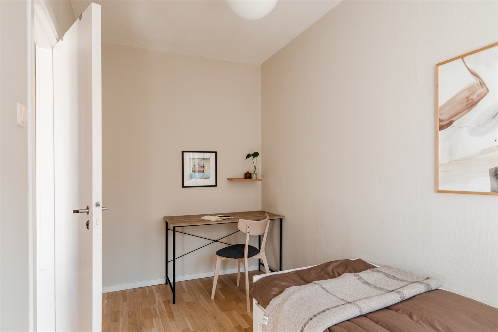 Gode møbleringsmuligheter for seng, skrivepult og garderobeskap, alt etter dine behov. Galleribilde