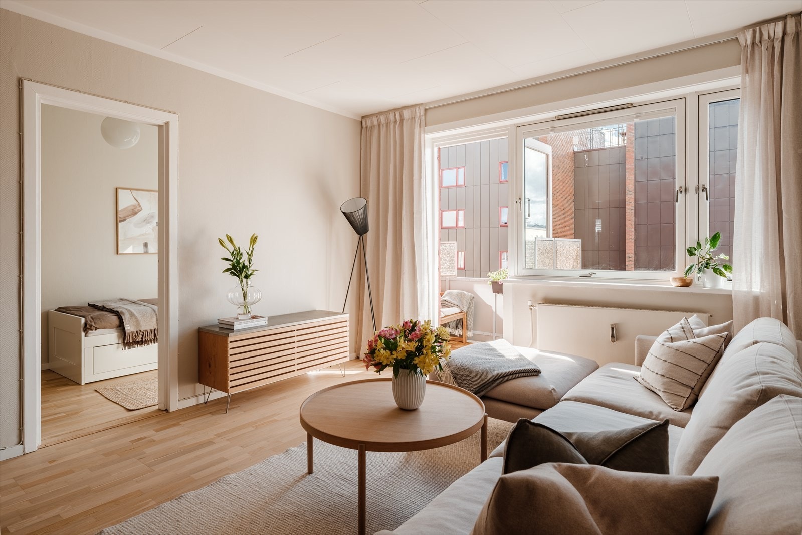 Store vindusflater gir godt med naturlig lys, samt leder ut til en hyggelig balkong. Galleribilde