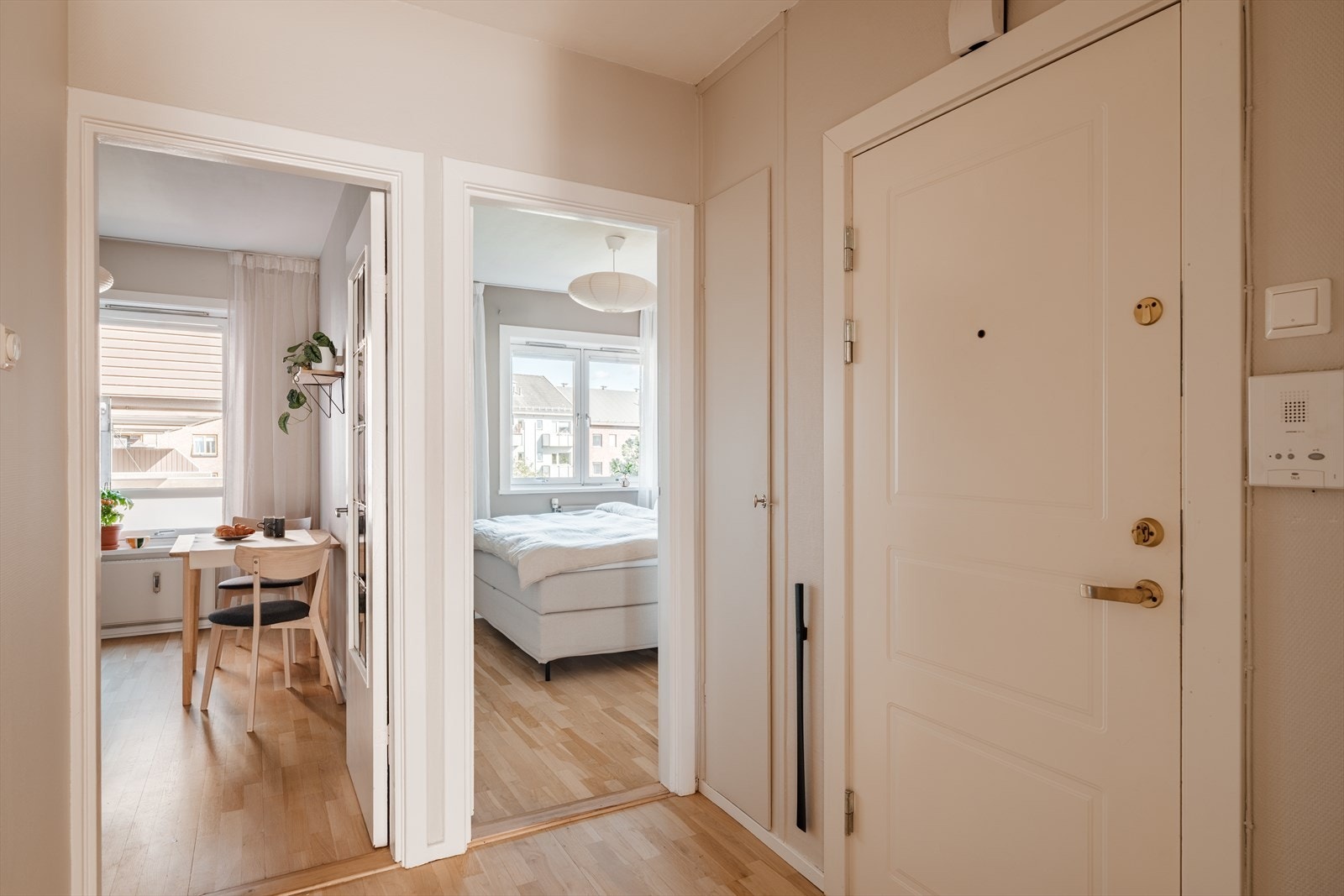 Inngang til badet fra yttergang. Meget praktisk at badet ligger midt i leiligheten. Galleribilde