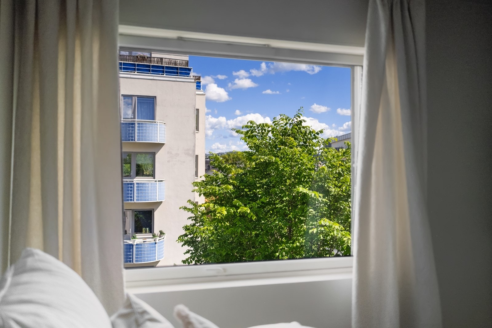 Stort vindu sikrer godt med lys og luft. Soverommet vender mot bakgård. Galleribilde