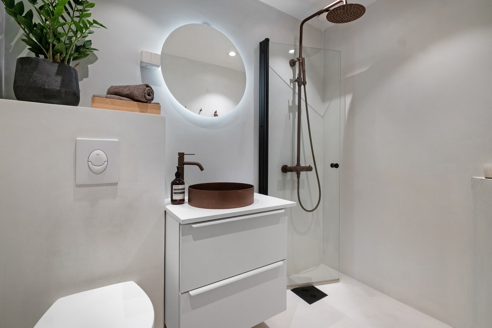 Rålekkert og moderne bad oppgradert i 2021. Badet har overflater i mikrosement, varmekabler og downlights i himlingen. Galleribilde