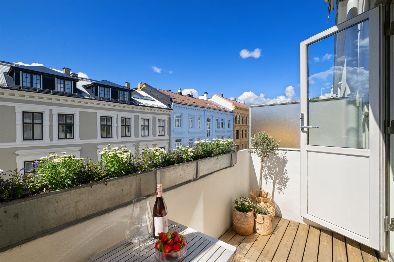 Her har du gode solforhold på ettermiddagstid og pen utsikt mot klassiske frogner-bygg. Galleribilde