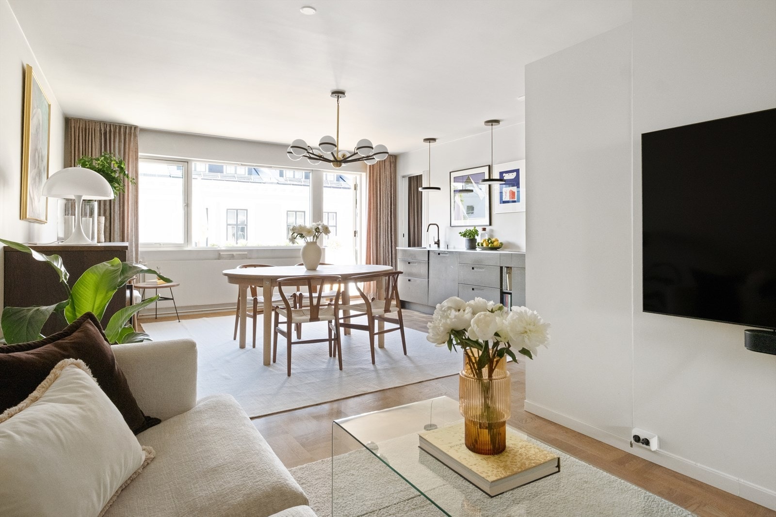 Ved kjøkkenet er det god plass til stor spisegruppe. Galleribilde