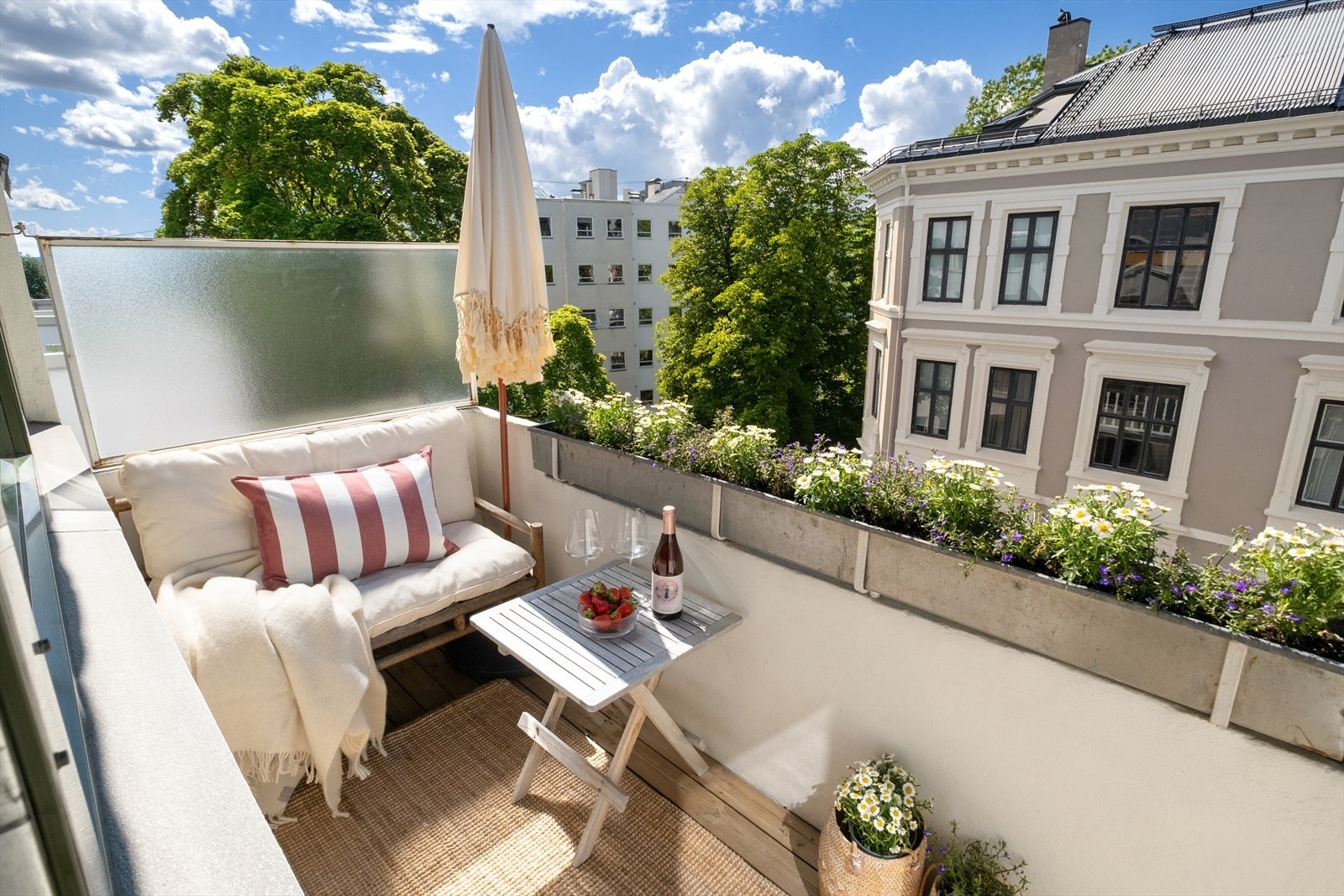 Fra stuen er det utgang til en vestvendt balkong på ca. 4 kvm. Galleribilde