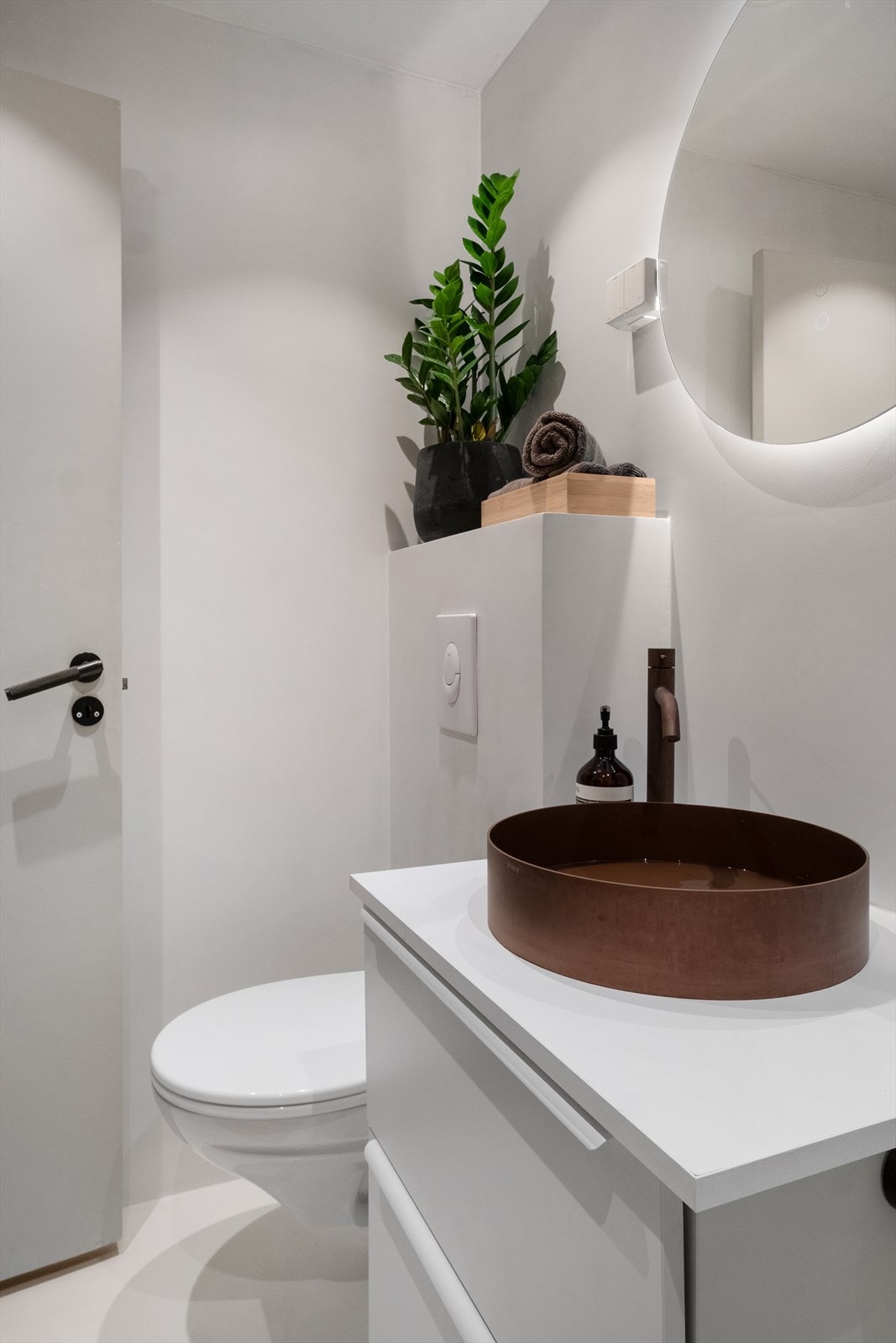 Baderommet ble oppgradert i 2021 med blant annet mikrosement, downlights, dusjvegg, innredning og dusjgarnityr. Galleribilde