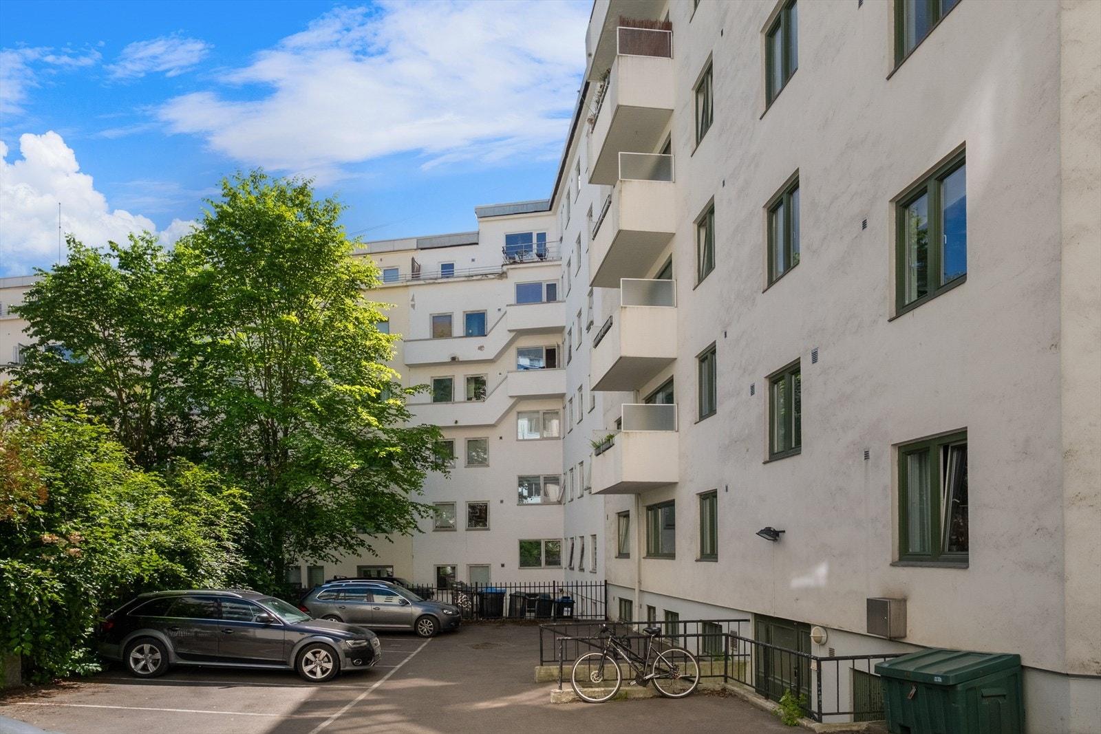 Sameiet disponerer totalt 8 parkeringsplasser i bakgården og 3 parkeringsplasser i lukket garasje som leies ut. Selger opplyser om god mulighet for plass. Galleribilde