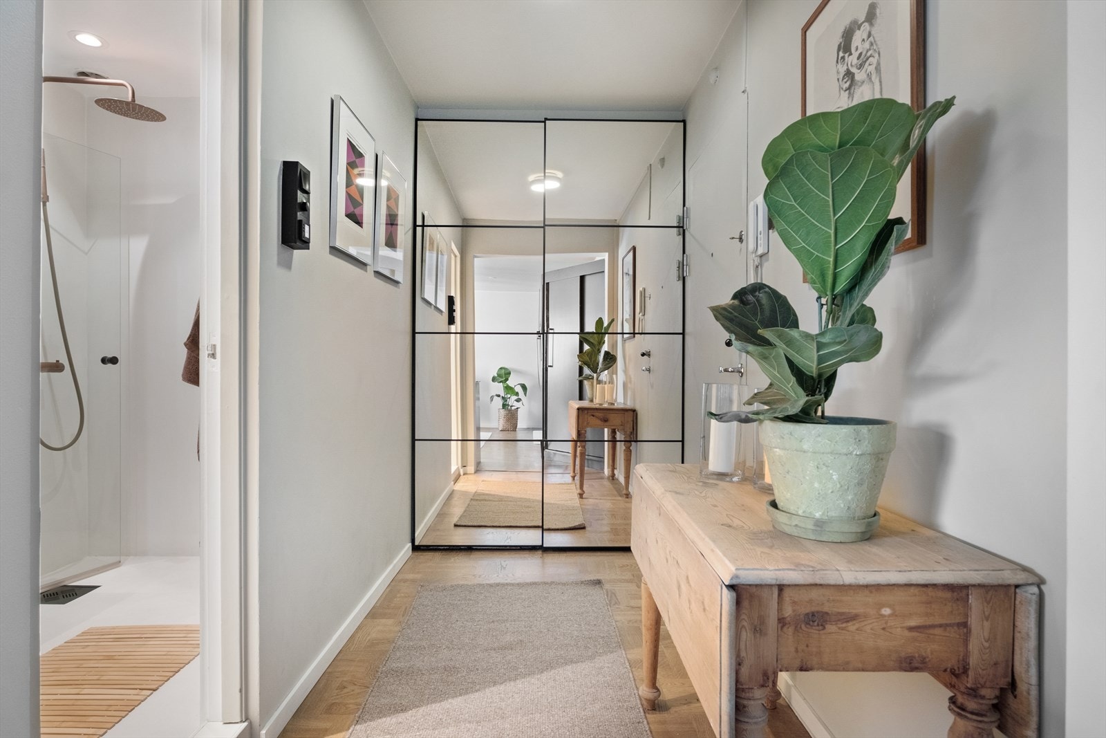 Det er stor skyvedørsgarderobe med speilfronter som sikrer god oppbevaringsplass for sko og yttertøy. Galleribilde