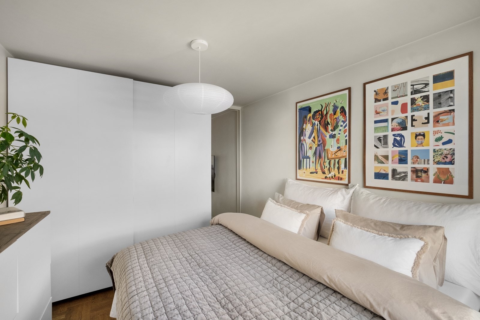 Det er rikelig med lagringsplass i innholdsrik skyvedørsgarderobe. Galleribilde