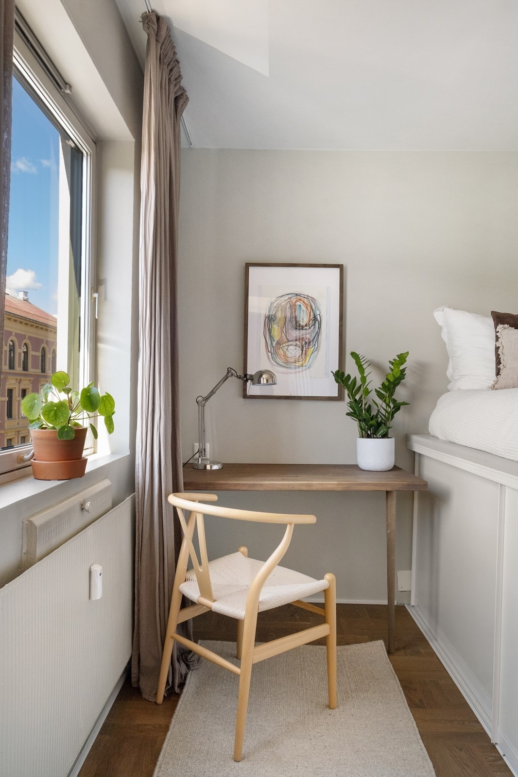 Her er det plass til både seng og skrivebord. Galleribilde