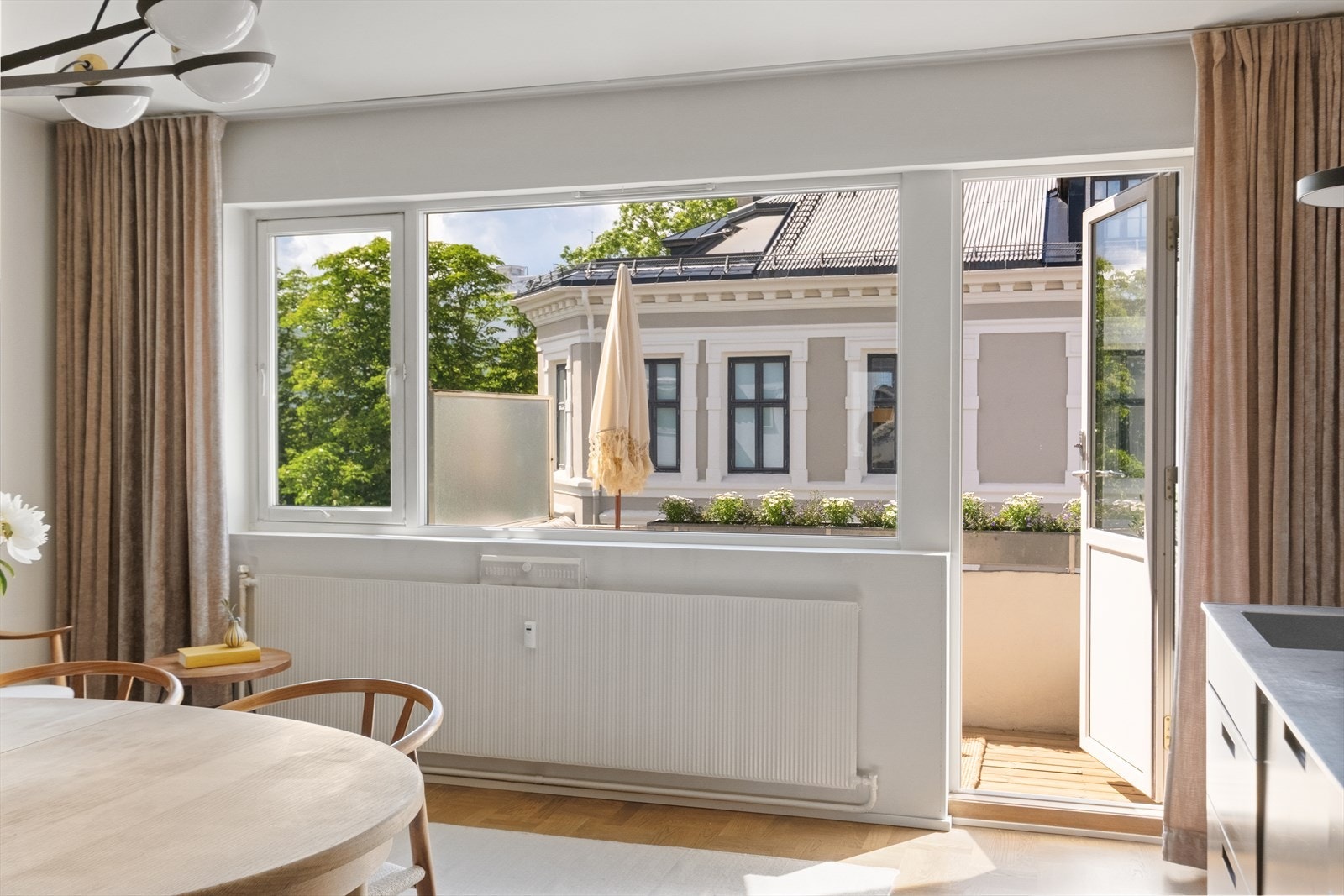 Leiligheten ligger i 5. etasje og inneholder entré, kjøkken, stue, bad og to soverom. Galleribilde