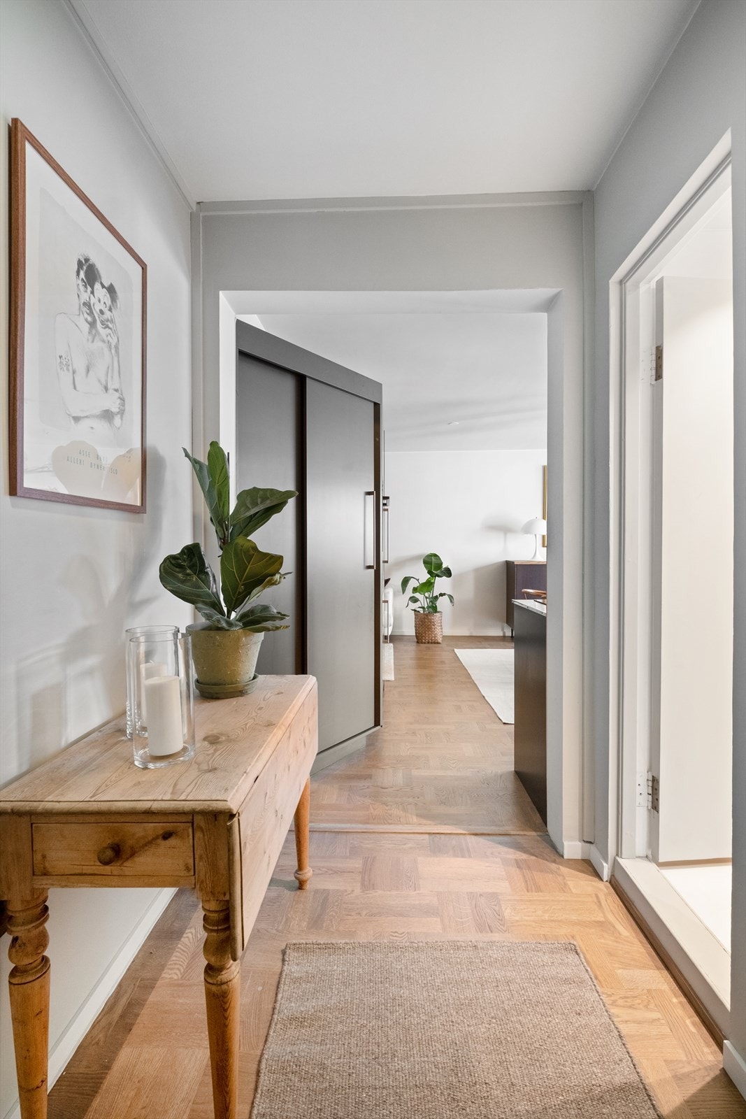 Leiligheten har en gjennomgående og svært god planløsning med store rom og naturlig arealfordeling. Galleribilde