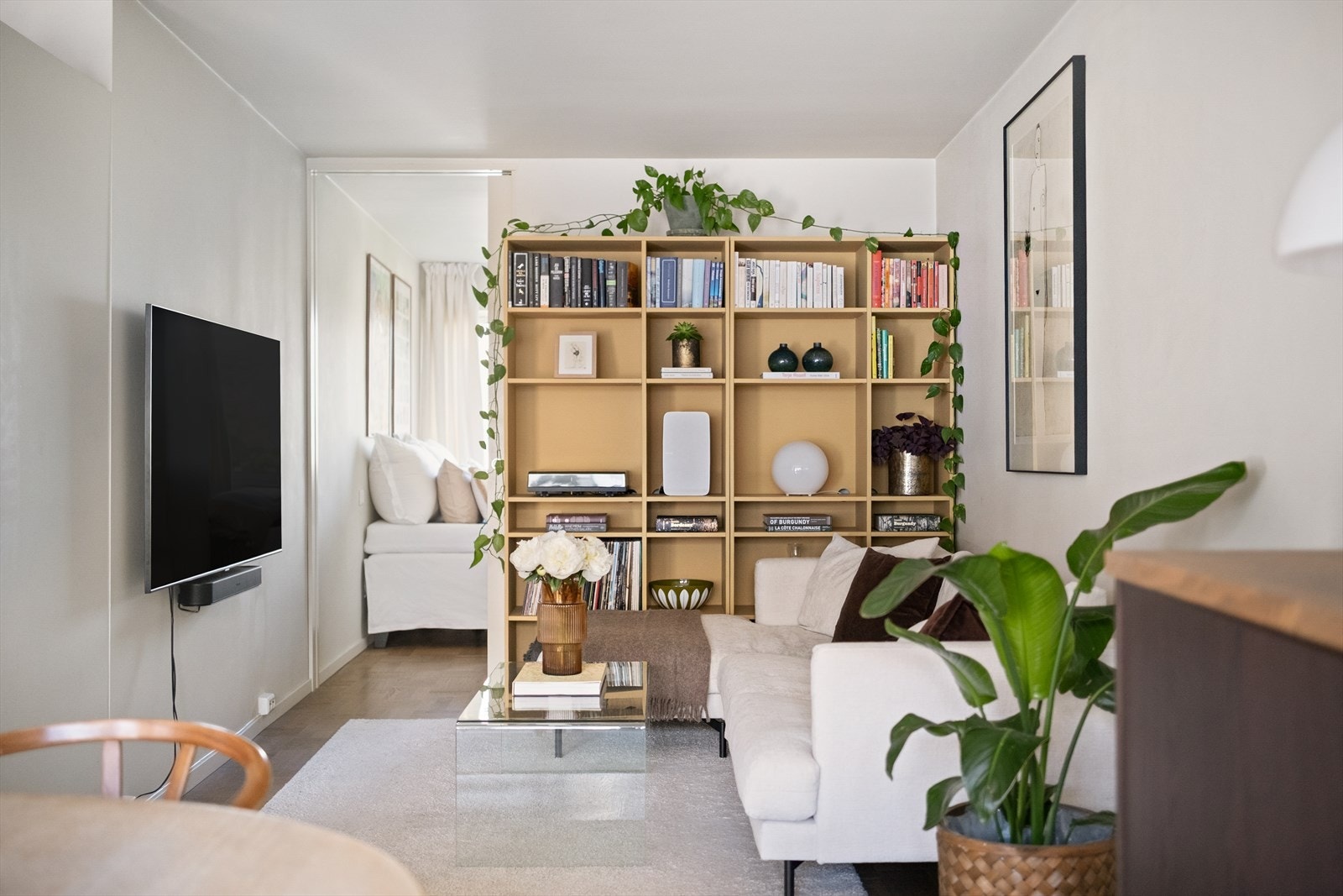 Stuen har god plass til stor sofagruppe, sofabord og underholdningsavdeling. Galleribilde