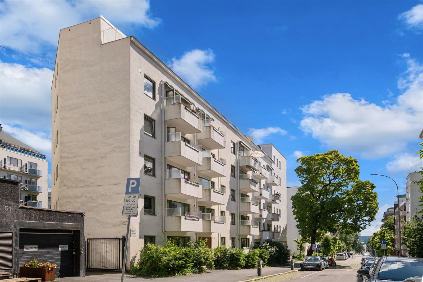Leiligheten ligger i et tilbaketrukket gate på Frogner. Galleribilde