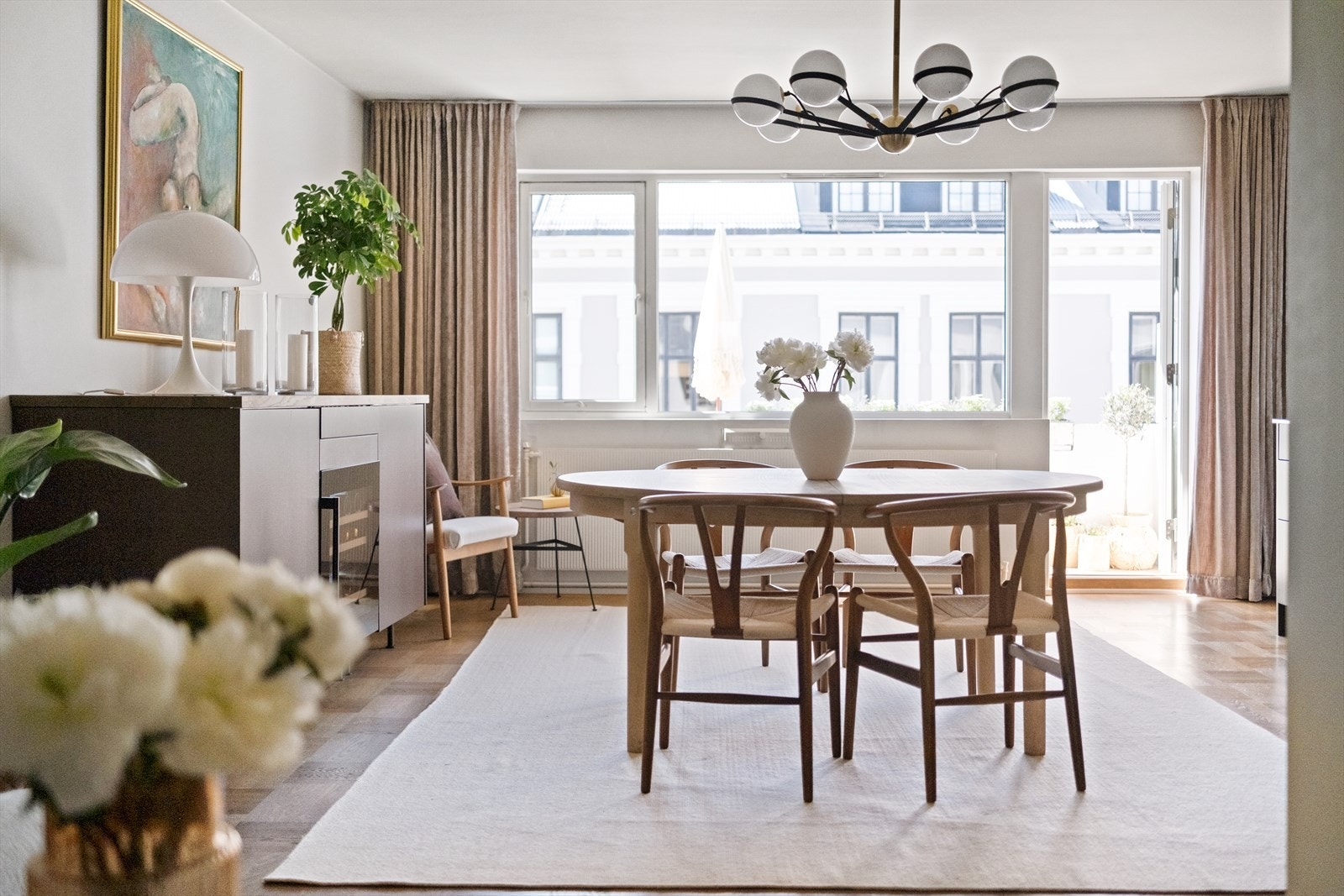 Kjøkkenet og stuen har en herlig, åpen planløsning med store vindusflater og en luftig atmosfære. Galleribilde