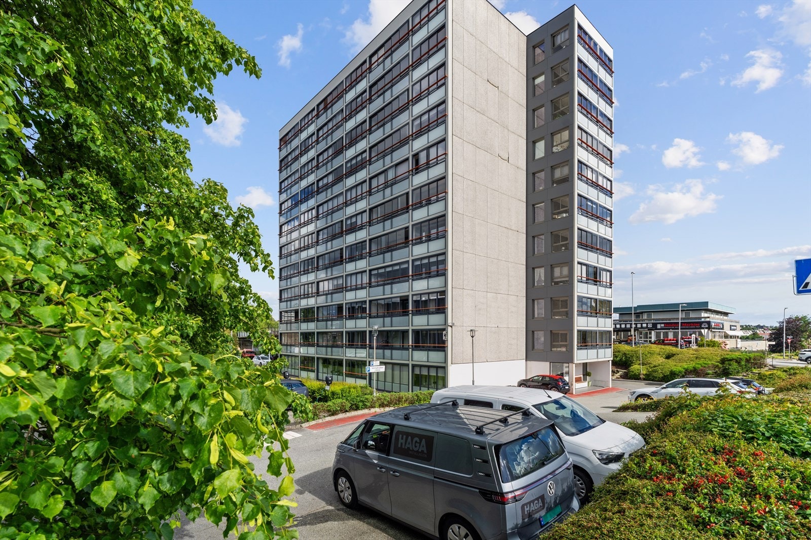 Flott opparbeidet fellesområde med grøntarealer, sittegrupper og hyggelig tun. Leiligheten har en egen, lun og solrik balkong på 13 kvm - perfekt for storfamilien og vennesammenkomster Galleribilde